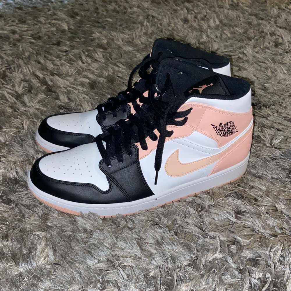 Jordan 1 Mid
Arctic Orange Black Toe